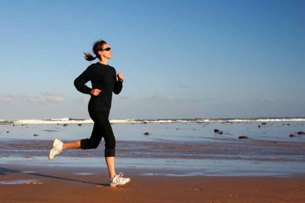 Trotar en la playa vacaciones deportivas